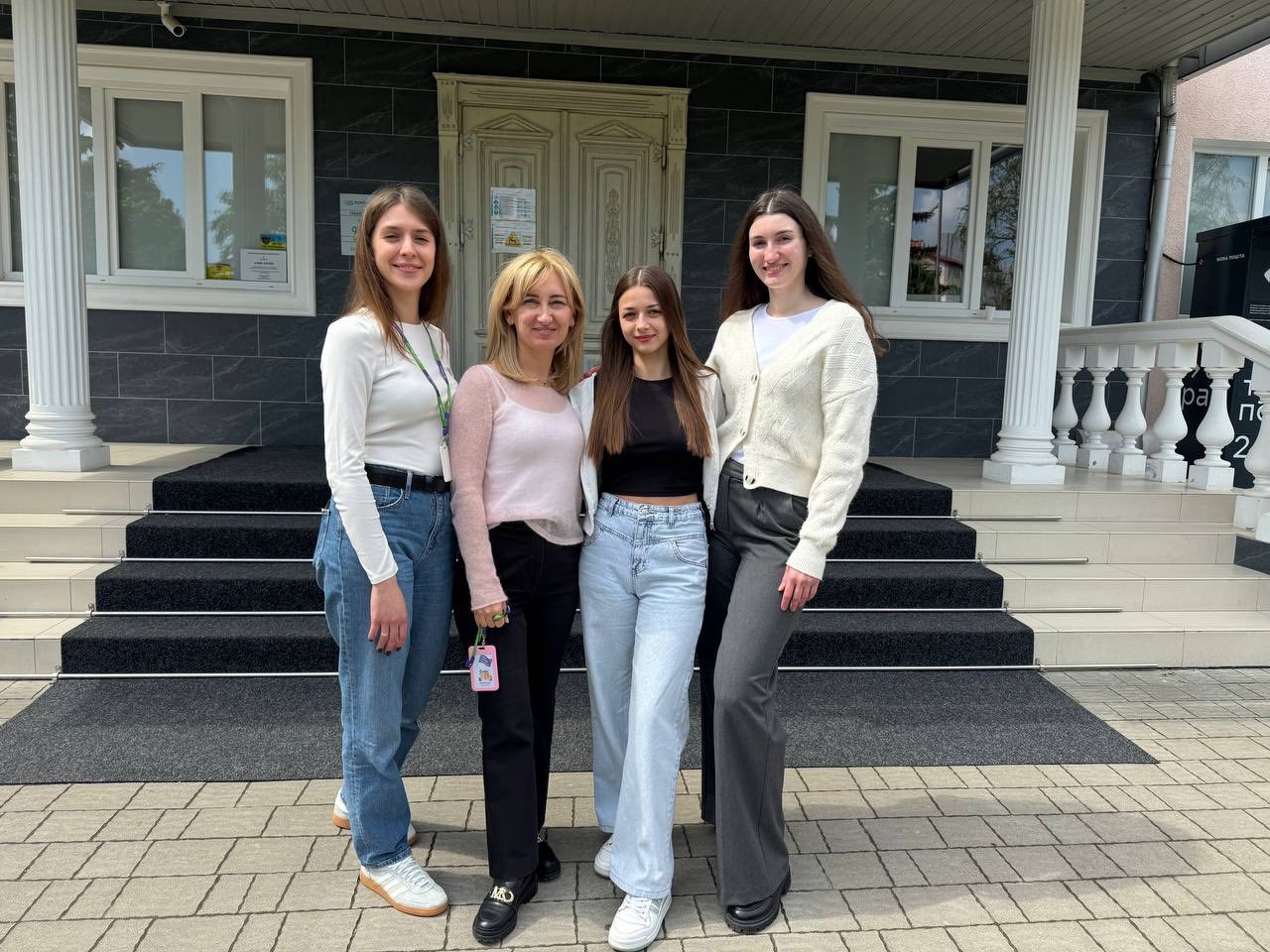  Наставниця та студентки на екскурсії по базі практики.jpg